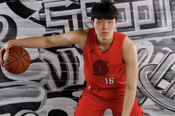 冰火两重天！布克三节打卡率太阳 17 分大胜，杨瀚森三数据创新高虽败犹荣